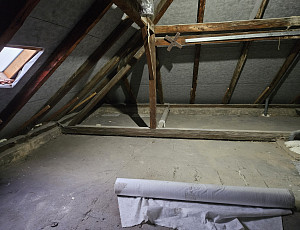 Zateplení stropu rodinného domu pomocí foukané izolace